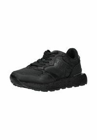 Scarpa sportiva nera con tomaia in materiali misti, mesh e suede, colletto imbottito, suola in gomma testurizzata e branding minimale.