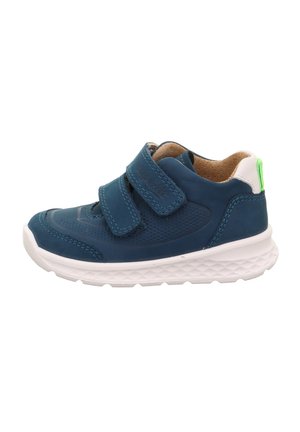 Blauwe kindersneaker met twee klittenbandsluitingen, gestructureerd leer, perforaties, witte rubberen zool en groene hielaccent.