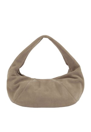 Borsa a mezzaluna in camoscio taupe morbido con una larga tracolla e dettagli di cuciture sottili.