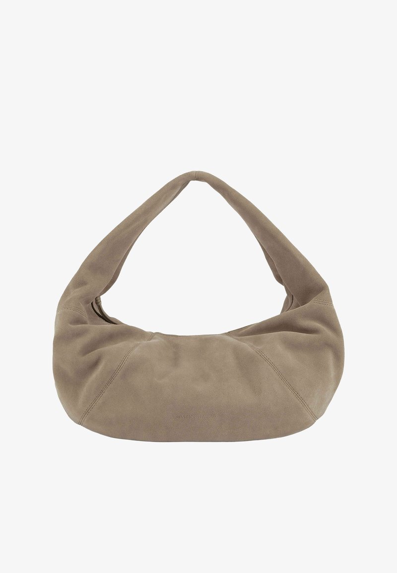Sac à main en daim taupe doux en forme de croissant avec une large bandoulière et des détails de couture subtils.