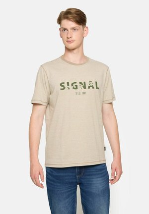 T-shirt beige à rayures avec logo "SIGNAL" vert, col rond, manches courtes et coupe décontractée, associé à un jeans en denim bleu.