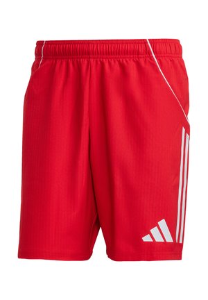 Rote Sportshorts aus synthetischem Material. Mit einem elastischen Bund und weißen Streifen an den Seiten, sowie einem Logo am Saum.