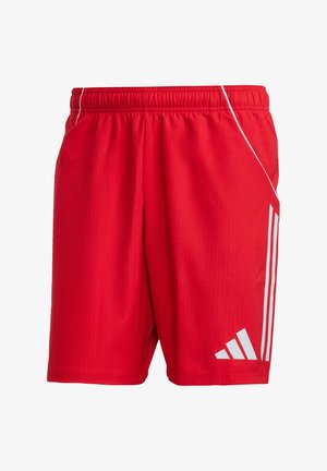 Rote Sportshorts aus synthetischem Material. Mit einem elastischen Bund und weißen Streifen an den Seiten, sowie einem Logo am Saum.