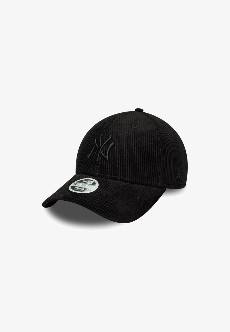 Gorra de béisbol de pana negra con un logotipo bordado, visera curvada y parte trasera plana. Presenta una etiqueta circular de la marca cosida en el interior.