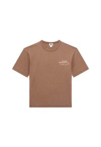 Bruine katoenen T-shirt met korte mouwen, een ronde hals en witte bedrukte tekst "GUESS ORIGINALS" op de linkerkant van de borst. Zachte textuur.