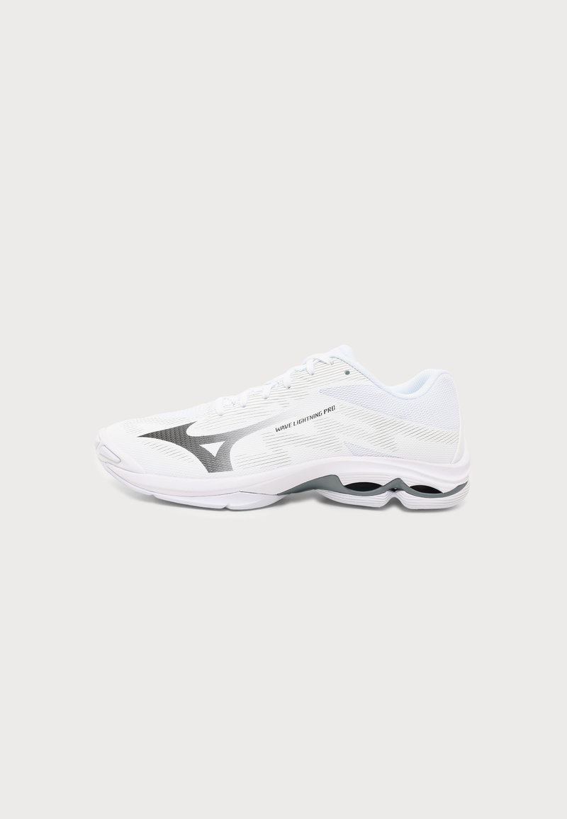 Λευκό αθλητικό παπούτσι Mizuno Wave Lightning Pro με γκρι λογότυπο και μαλακή σόλα, εμφανιζόμενο από το πλάι σε απλό φόντο.