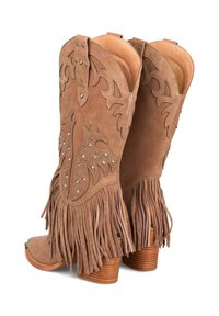 Botas de vaquero de ante color tostado con flecos y patrones florales con tachuelas, que presentan una puntera afilada y un tacón apilado.