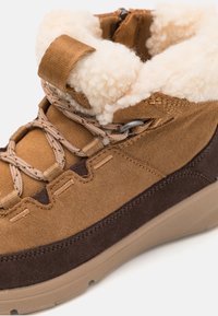 UGG TERRETRAIL COZY LACE UNISEX - Gležnjače s vezicama - chestnut