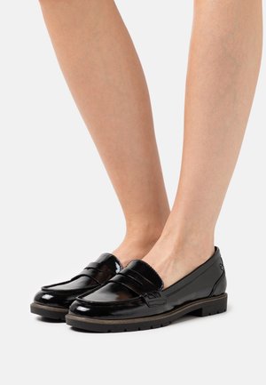 Czarne mokasyny z lakierowanej skóry z szerokim paskiem na górze, płaską podeszwą i teksturowanymi detalami. Prosty design, minimalna ilość metalowych elementów.