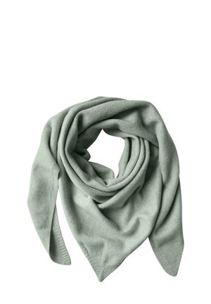 Écharpe triangulaire gris clair doux, pliée et drapée avec un tissu lisse et légèrement texturé sur fond blanc.
