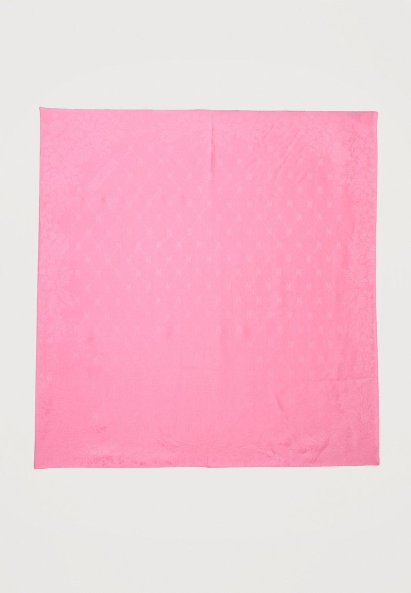 Foulard carré en soie rose avec un motif floral subtil, posé à plat sur un fond blanc.