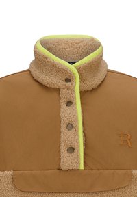 Pullover in pile marrone con colletto alto, caratterizzato da un bordo giallo brillante e bottoni a contrasto. Maglione con emblema sul petto di una tonalità più scura.