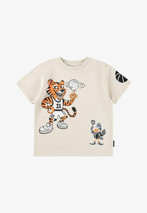 Beżowa koszulka z krótkim rękawem z nadrukiem kreskówkowego tygrysa i ptaka w motywach koszykarskich, z pomarańczowymi i czarnymi nadrukami oraz sportowym wzorem.