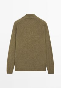 Strickpullover in Olivgrün mit umklappbarem Kragen, gerippten Bündchen und Saum. Verfügt über eine glatte Textur und Raglanärmel-Design.