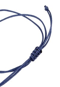 Corde tressée bleue avec une finition texturée ; comporte une section nouée et des extrémités libres pour ajuster la longueur.
