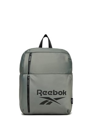 Szary plecak Reebok z dwoma pionowymi kieszeniami na zamek i czarnym logo z przodu, czarna pętla do noszenia na górze.