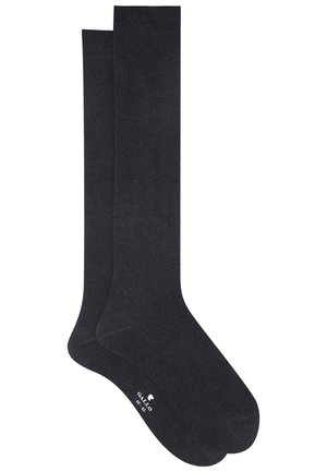 Calze fino al ginocchio di colore grigio scuro, realizzate in un materiale liscio e stretch. Presentano una punta rinforzata e una parte superiore a righe per comfort e vestibilità.
