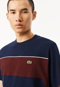 Lacoste Apdrukāts T-krekls - navy blue expresso