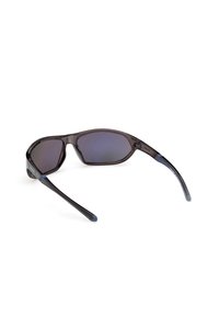 Sluneční brýle s tmavým rámem, zakřivenými čočkami a štíhlými stranami. Vyznačují se mírně tónovanými šedými čočkami a jemnými modrými akcenty na stranách.