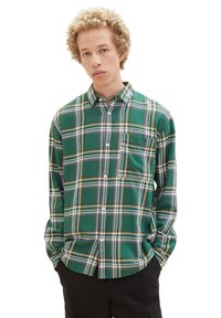 Grün kariertes Hemd mit Knöpfen aus Baumwolle, mit weißen, gelben und lila Streifen, einer Brusttasche und einem klassischen Kragen.