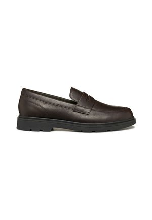 Mørkebrune læder penny loafers med sort gummisål og lav hæl, set fra siden på hvid baggrund.