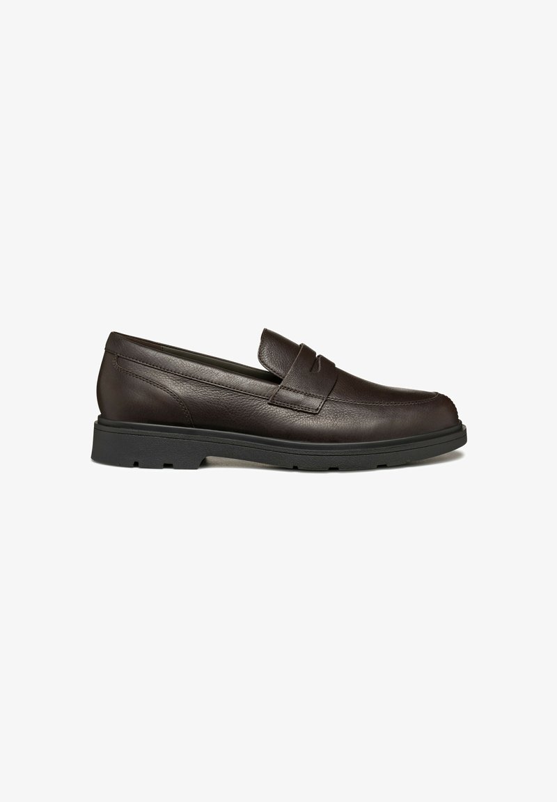 Mocassin penny en cuir marron foncé avec semelle en caoutchouc noire et petit talon, vue de côté sur fond blanc.