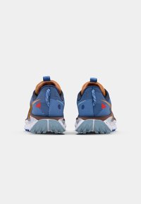 Blauwe hardloopschoenen met bruine accenten, een gestructureerde mesh bovenkant, een gevoerde kraag en een wit gespikkelde tussenzool. Voorzien van een duurzame en slipvaste buitenzool.