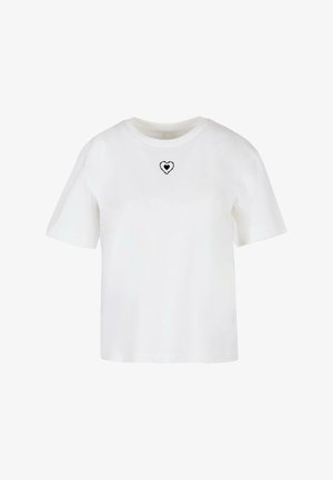 Valge puuvillane t-särk lühikeste varrukatega ja ümmarguse kaelusega, millel on rindkeres väike must brodeeritud südamekiri.