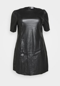 Robe en cuir noir à manches courtes, décolleté rond et texture lisse. Présente des coutures latérales et un design subtilement structuré.