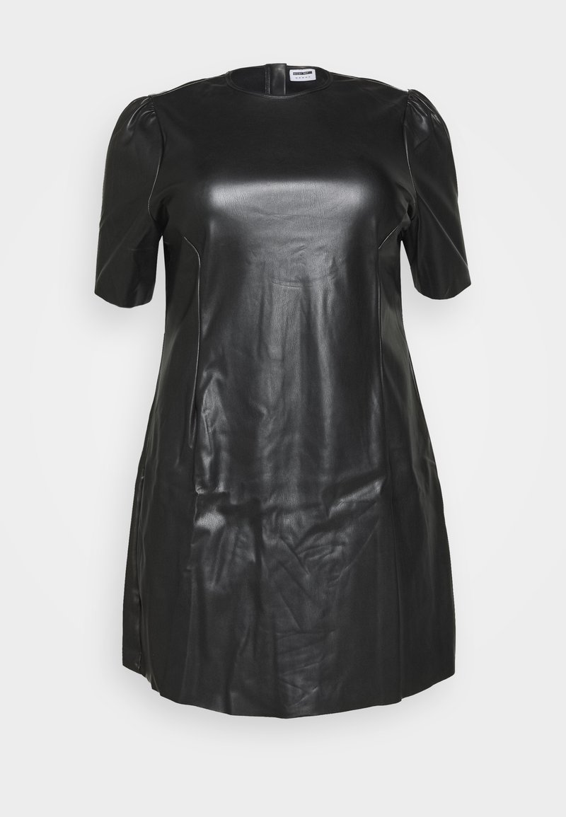 Robe en cuir noir à manches courtes, décolleté rond et texture lisse. Présente des coutures latérales et un design subtilement structuré.