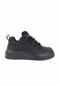 Czarne sneakersy z gładką syntetyczną cholewą, okrągłym noskiem, grubą gumową podeszwą i regulowanymi sznurowadłami. Posiadają pętlę z tyłu, co ułatwia zakładanie.