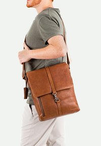 Burkely FUNDAMENTALS ANTIQUE AVERY - Sac bandoulière - cognac