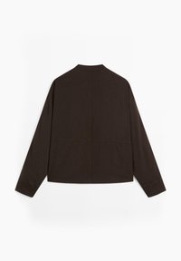 Bruine langemouwen shirt met een relaxte pasvorm, met een eenvoudige kraag en details in de achternaad. Gemaakt van een zachte stof met een gladde textuur.