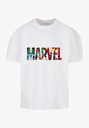 Balta medvilninė marškinėliai su spalvinga grafika, vaizduojančia Marvel herojus tarp raidžių, sudarančių žodį "MARVEL", ant priekinės pusės.