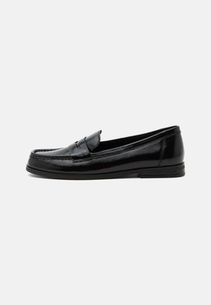 Mocassin penny en cuir noir avec un petit talon et un bout arrondi, doté d'une finition lisse et brillante ainsi qu'une bride classique sur le dessus.