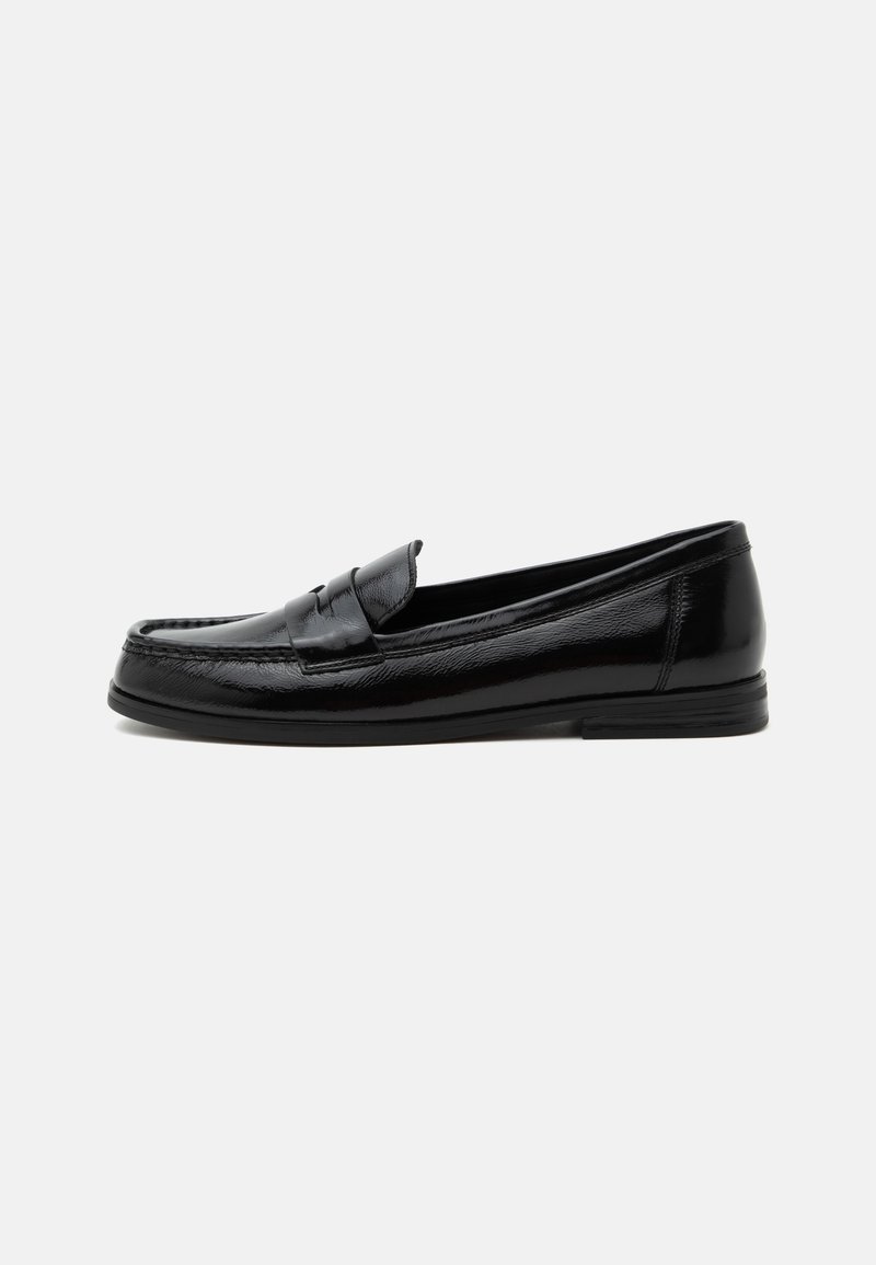 Mocassin penny en cuir noir avec un petit talon et un bout arrondi, doté d'une finition lisse et brillante ainsi qu'une bride classique sur le dessus.