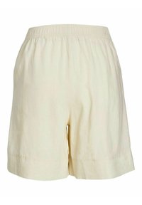 Pantalones cortos de lino color beige claro con cintura elástica, que cuentan con un corte holgado, bordes dobladillos y una textura suave.