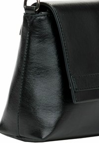 Borsa a tracolla nera in pelle con un design strutturato, texture liscia e chiusura con patta. Presenta cuciture minime e un accento in metallo.
