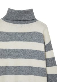 Maglione a maglia a righe con colletto alto e piegato. Presenta righe alternate grigie e crema, realizzato in un tessuto morbido con una texture liscia.