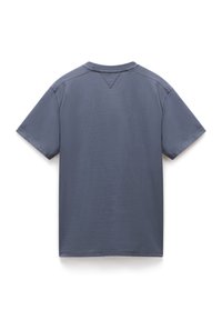 Grå bomulds t-shirt med korte ærmer, rund halsudskæring og en glat tekstur. Har forstærkede skulder sømme og en lige kant.