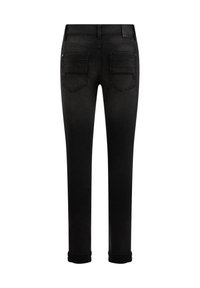 Svarta slim-fit jeans med två bakfickor, b�ältesslingor och vikta fållar, visade från baksidan på en vit bakgrund.