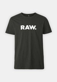 Sort bomulds t-shirt med iøjnefaldende hvid "RAW." tekst foran, standard rund halsudskæring og korte ærmer. Glat tekstur, klassisk pasform.