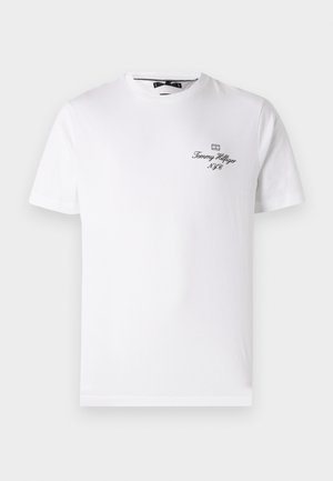 Hvit bomull T-skjorte med korte ermer, med en svart logo tekst "Tommy Hilfiger NYC" på venstre brystområde. Rundhalsdesign.