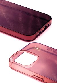 Prosojna vijolična ovitek za telefon z mehkim, gladkim teksturo, zaobljenimi robovi in izrezki za gumbe ter kamero z logotipom na zadnji strani.