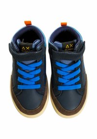 Sneaker alte in navy, blu e marrone. Caratterizzate da lacci blu, cintura in velcro, dettagli in suede e suola in gomma. Vista dall'alto.