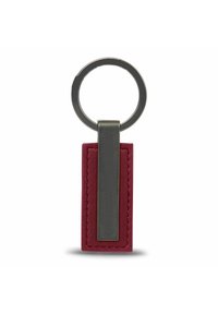 Portachiavi con un'etichetta rettangolare in pelle bordeaux, caratterizzata da un accento in metallo argentato e dettagli di cucitura, attaccata a un anello metallico circolare.