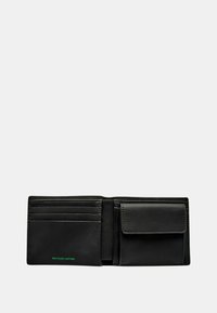 Cartera negra hecha de cuero reciclado. Presenta múltiples ranuras para tarjetas, un bolsillo para monedas con tapa y un texto en contraste verde que dice "CUERO RECICLADO".