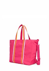 Borsa a tracolla rosa realizzata in materiale resistente, con strisce a contrasto gialle, bianche e rosse, manici superiori e una tracolla regolabile.