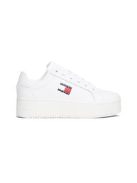 Weiße synthetische Sneakers mit Plattformsohle, runder Zehenform, sechs Ösen und einem Logopatch mit rot-, weiß- und blauakzenten.