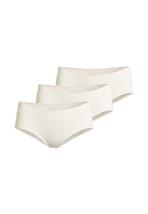 Tre mutandine hipster beige senza cuciture da donna disposte in una fila sfalsata su sfondo bianco.